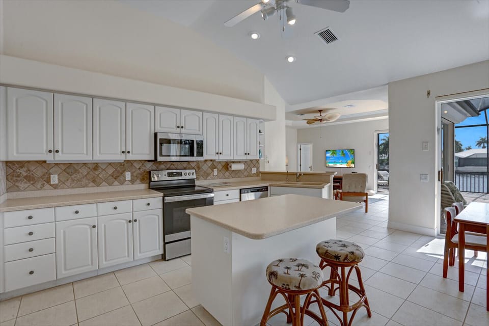 Vacanza Rentals - The Hammock - Kitchen