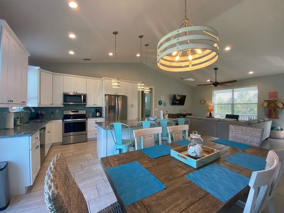 Kitchen & Dining