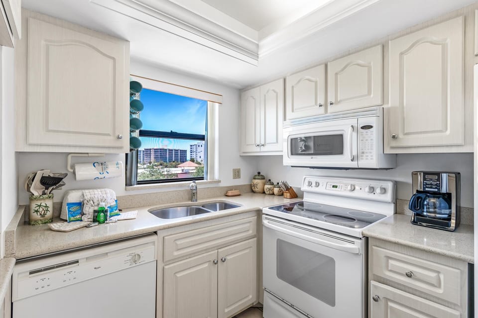 Condo, 2 Queen Beds, Balcony, Pool View | Private kitchen | Fridge, microwave, oven, stovetop