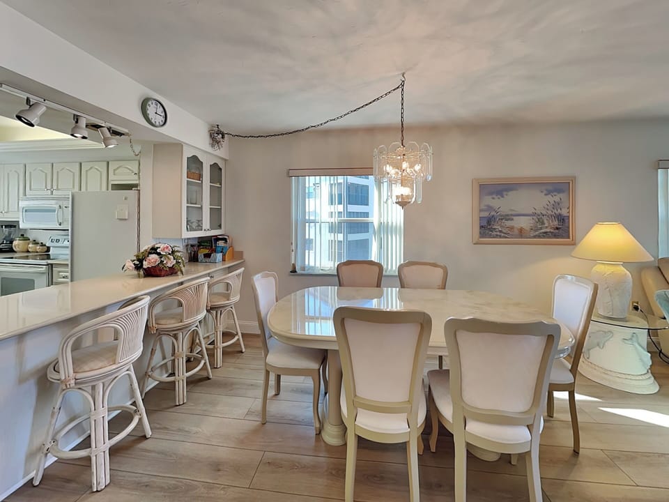 Condo, 2 Queen Beds, Balcony, Pool View | Dining