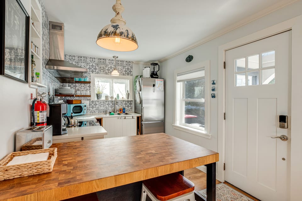 Kitchen | Microwave | Tea Kettle | Toaster
