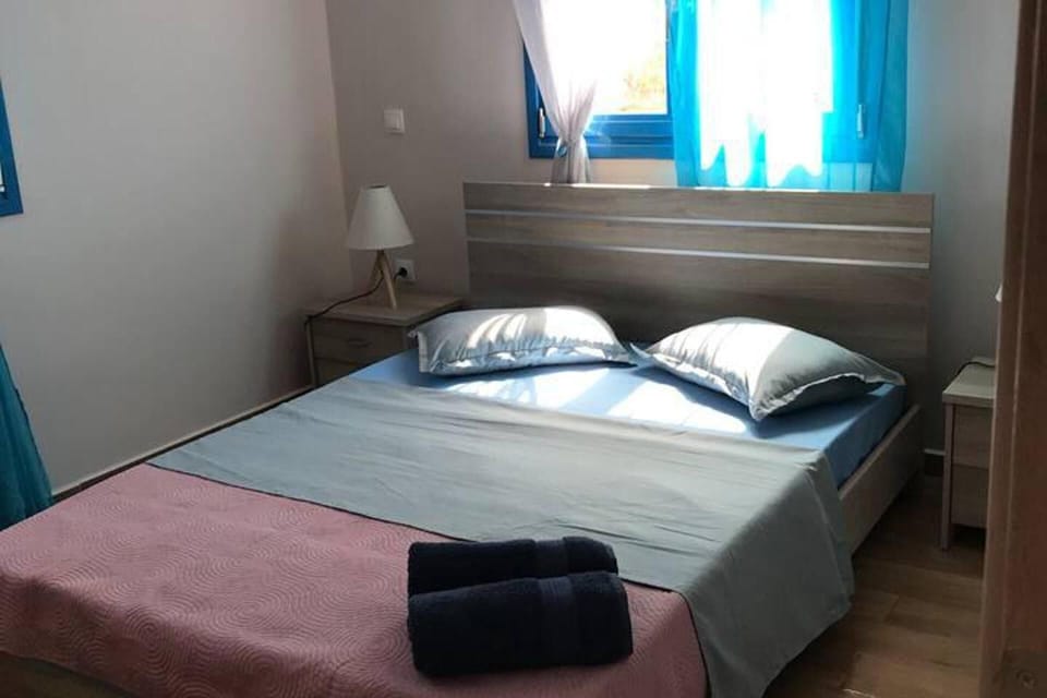 2 bedrooms, travel crib, free WiFi, bed sheets