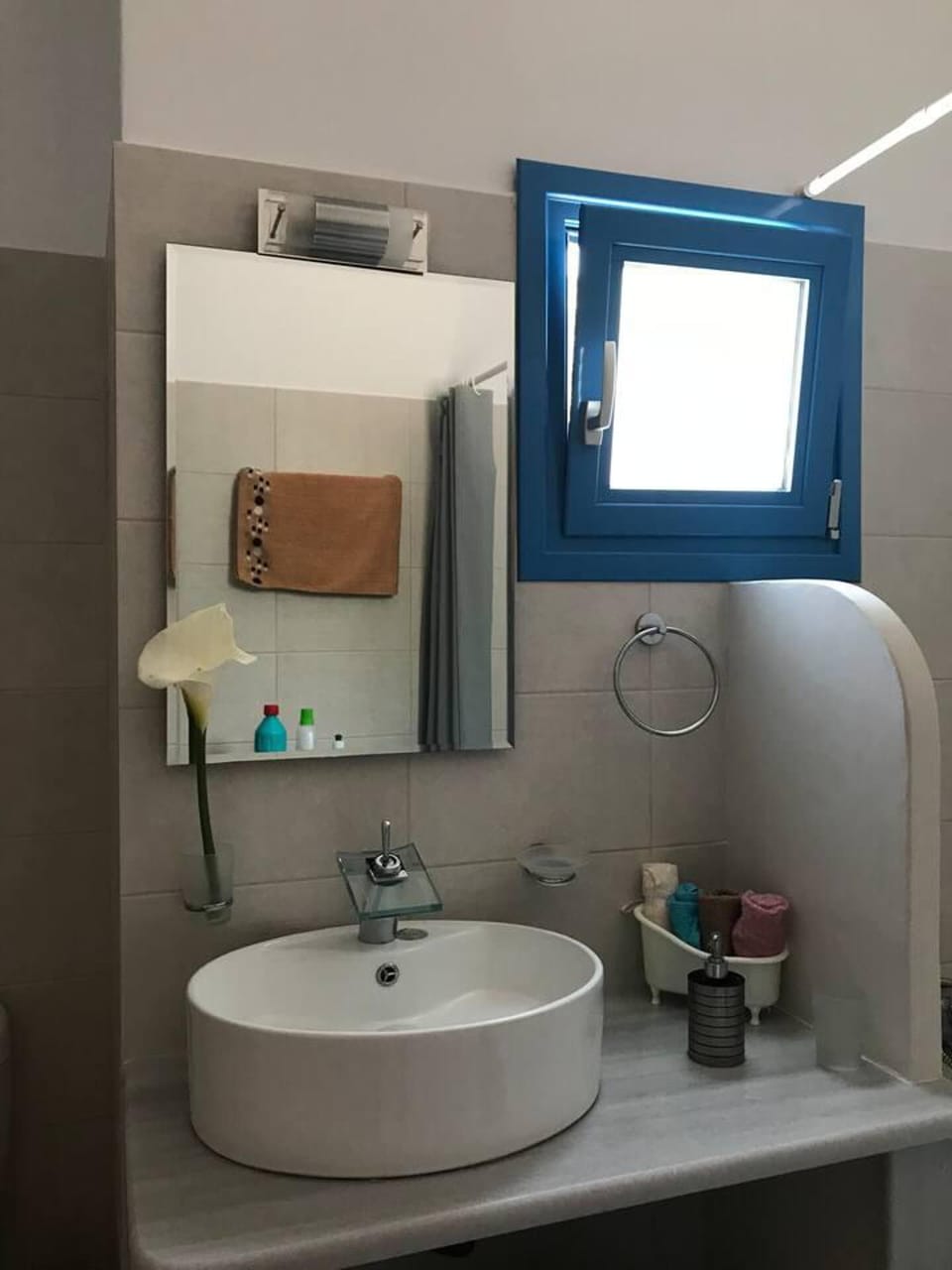 Combined shower/tub, deep soaking tub, towels, soap