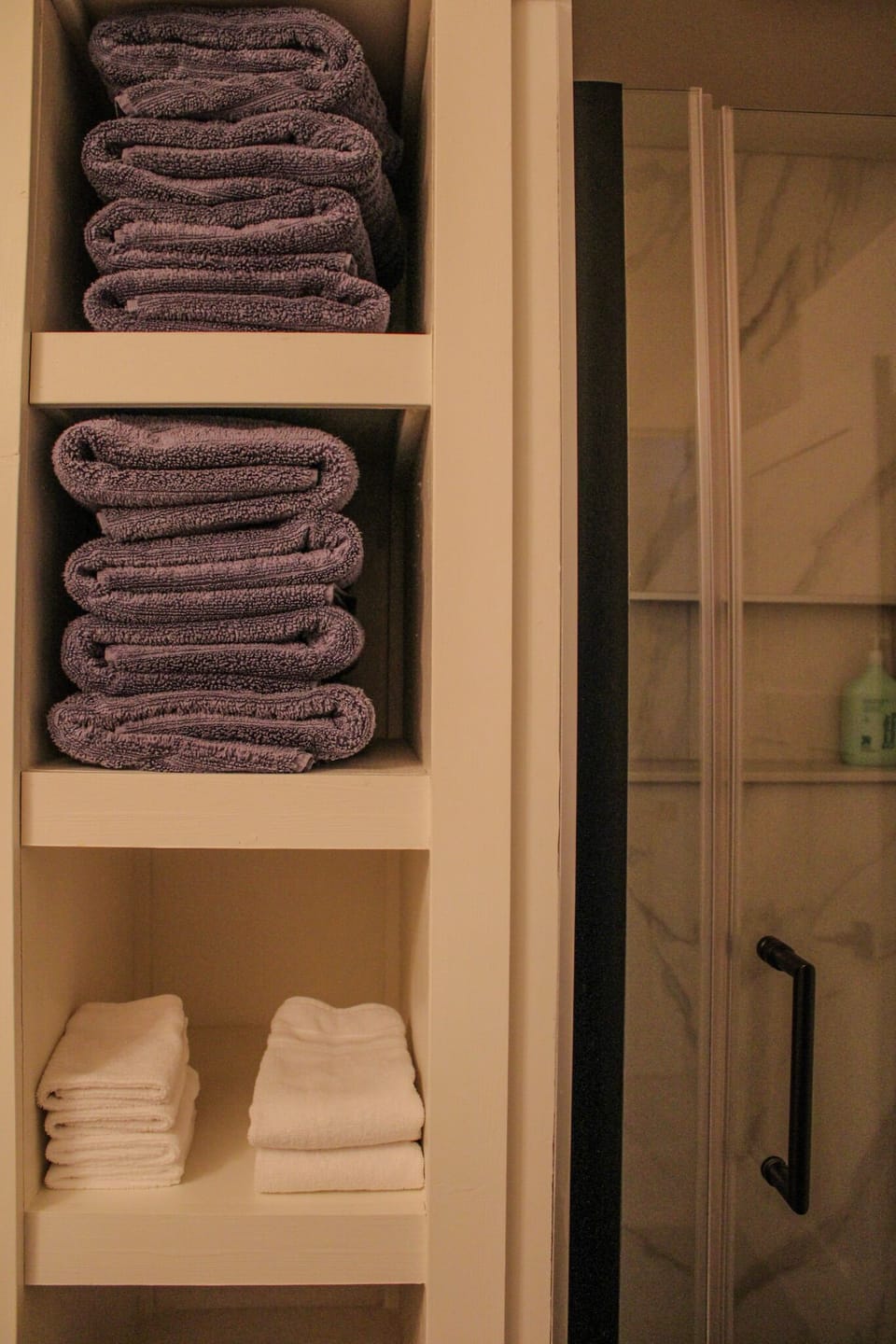 Full size guest cabin bath. Includes blow dryer, shampoo, conditioner & towels