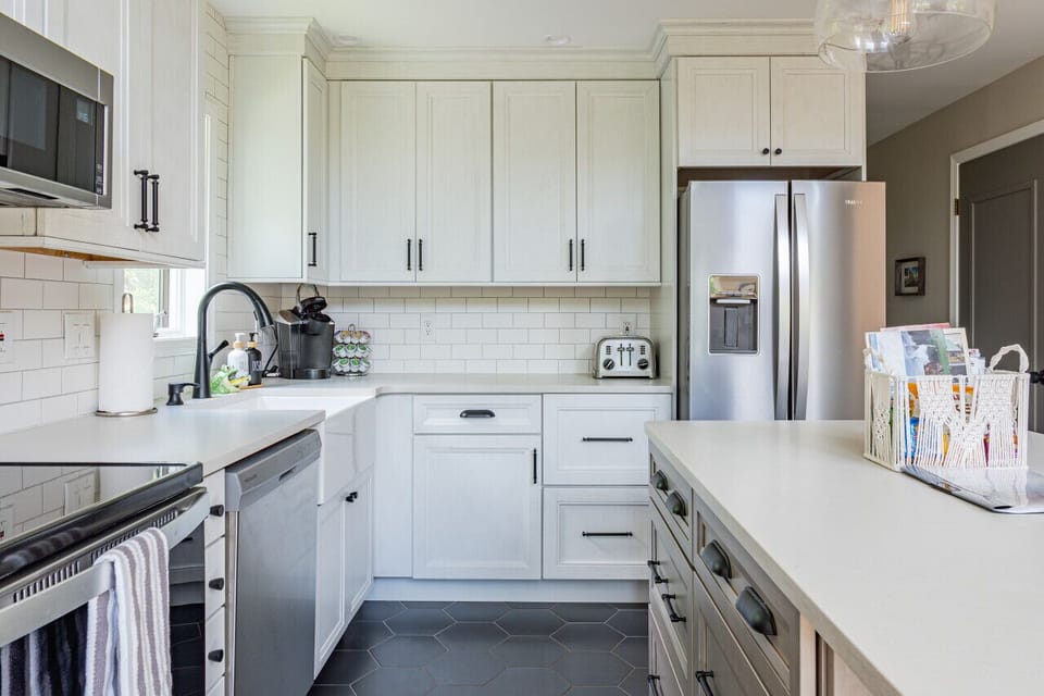 Monotoned kitchen with island