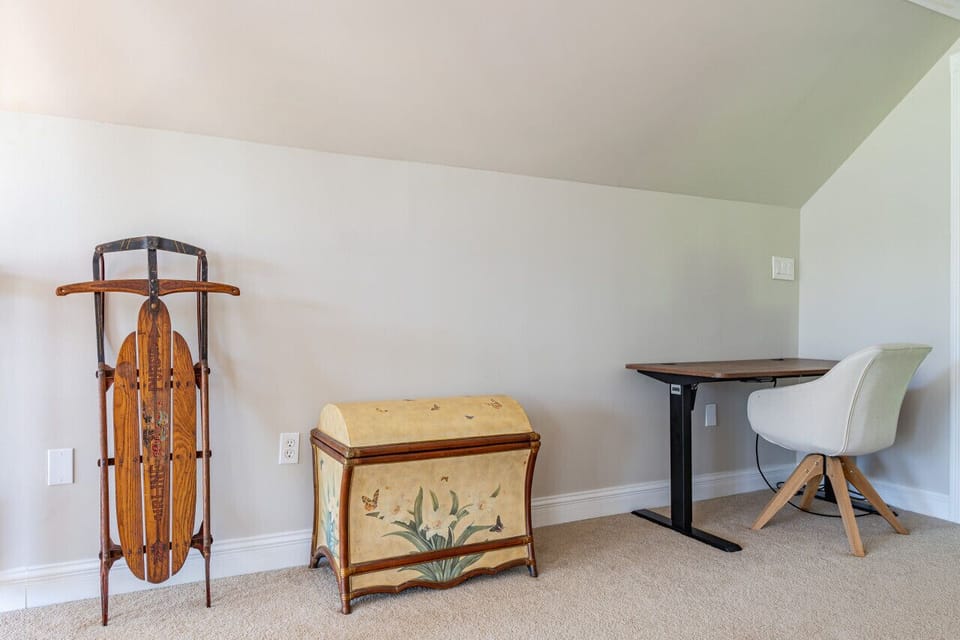 Simple decor and a dedicated workspace