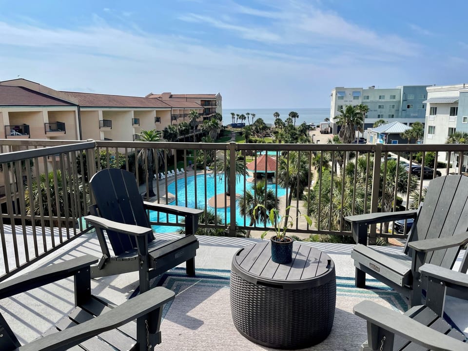 Watch the beautiful sunrise on the deck! Beautiful views of the ocean and pool!