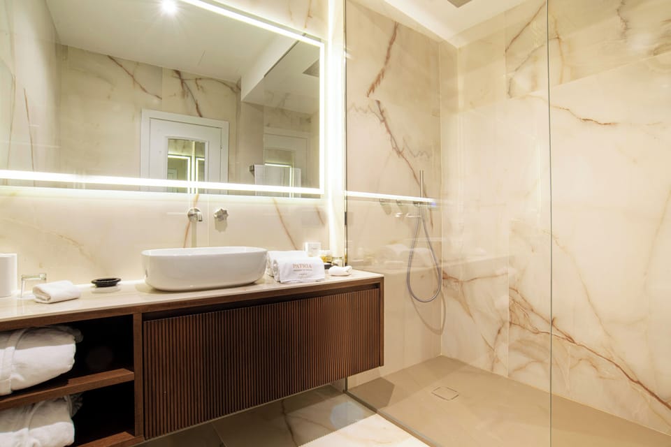 Deluxe Room | Bathroom | Combined shower/tub, free toiletries, hair dryer, bathrobes