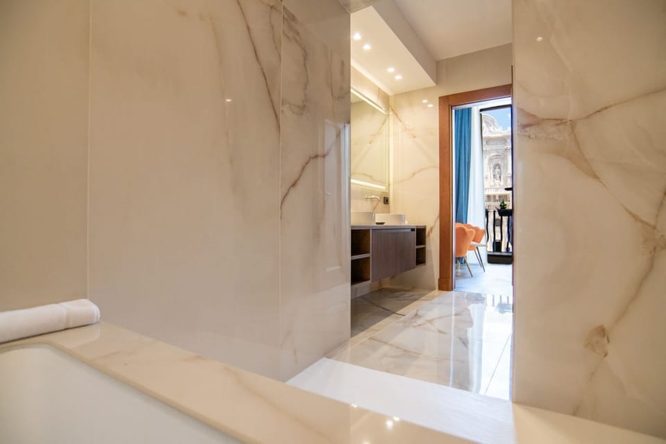Junior Studio Suite, City View | Bathroom | Combined shower/tub, free toiletries, hair dryer, bathrobes