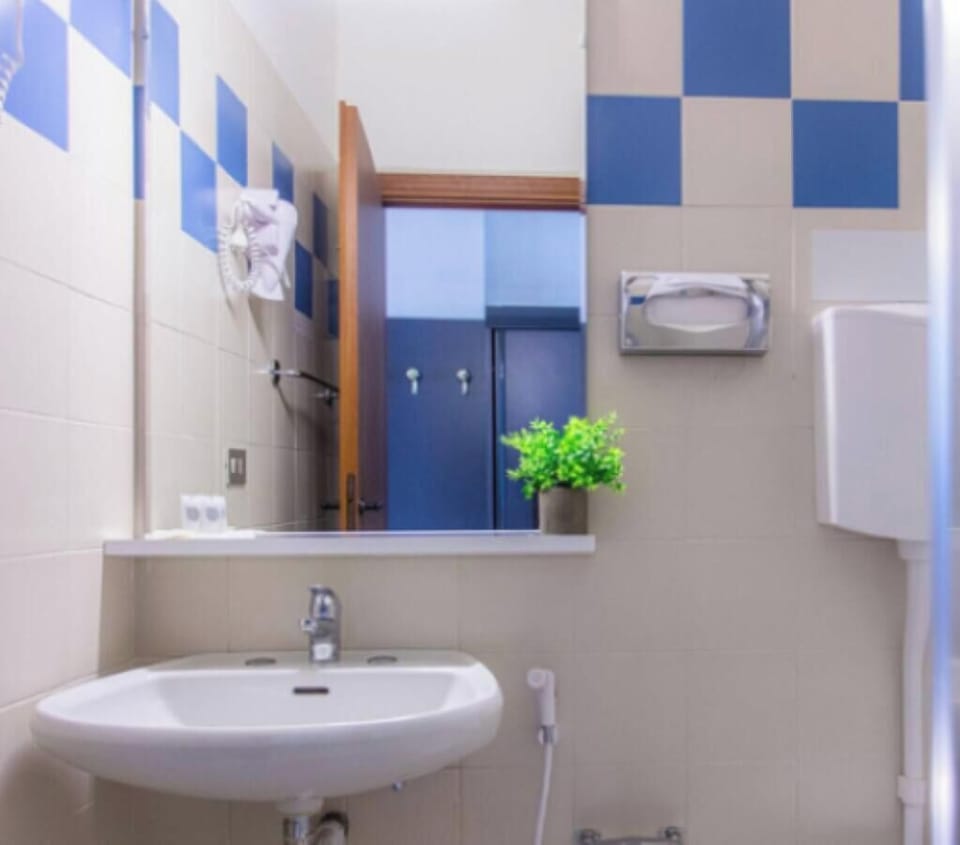 Shower, rainfall showerhead, free toiletries, hair dryer