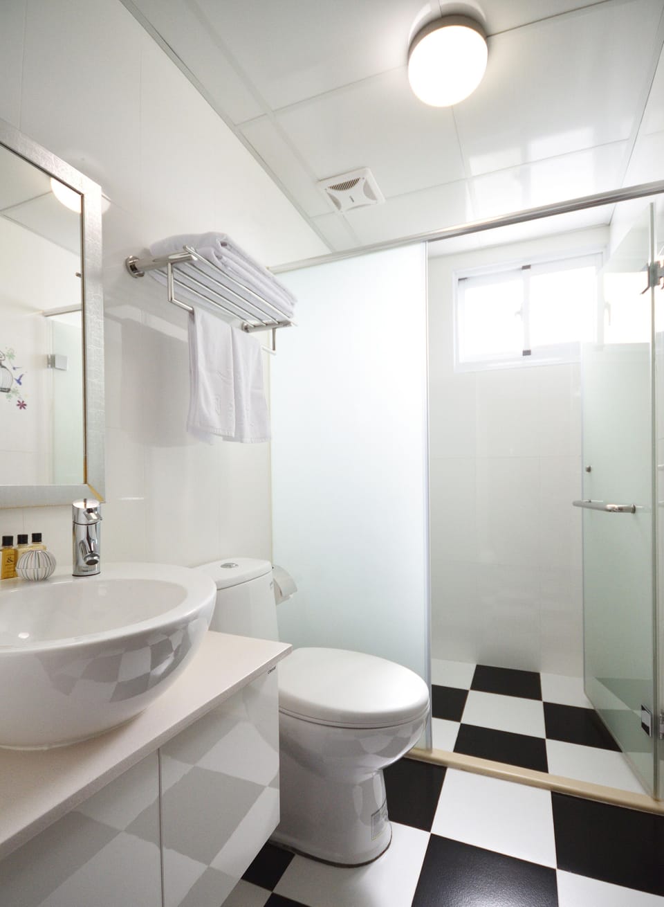 Deluxe Double Room | Bathroom | Shower, free toiletries, hair dryer, slippers