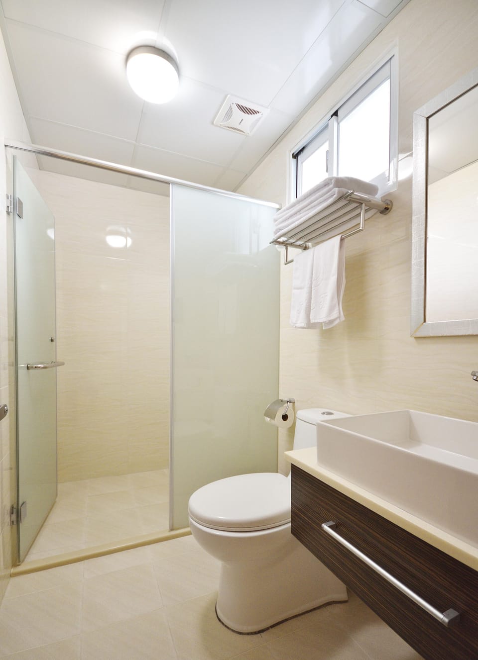 Elite Double Room | Bathroom | Shower, free toiletries, hair dryer, slippers