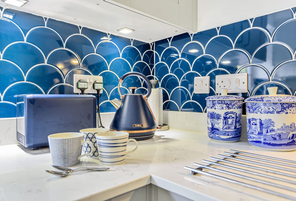 Hope Cottage, Shipton Gorge: Stylish touches in the kitchen