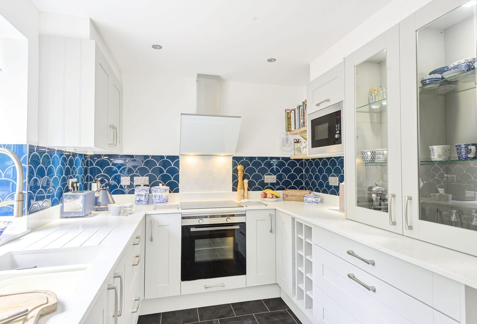 Hope Cottage, Shipton Gorge: The well-equipped kitchen