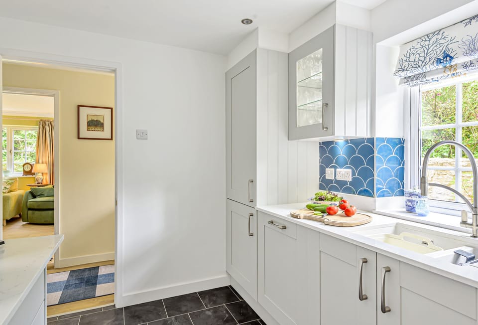 Hope Cottage, Shipton Gorge: The kitchen with view through to the sitting room