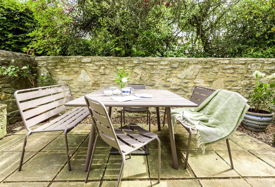 Hope Cottage, Shipton Gorge: A nice spot for al fresco dining
