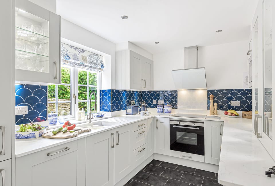 Hope Cottage, Shipton Gorge: The attractive kitchen