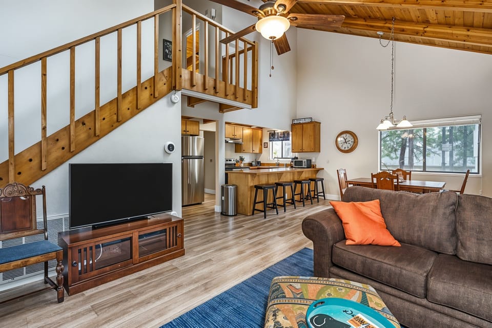 House, 4 Bedrooms | Living area | Smart TV, streaming services