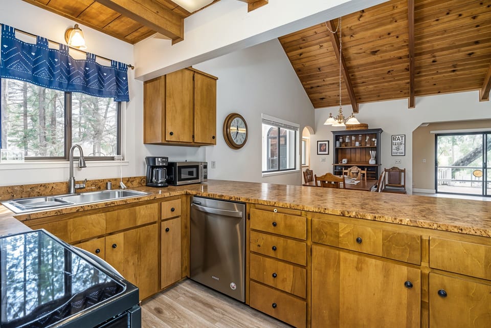 House, 4 Bedrooms | Private kitchen | Fridge, oven, coffee/tea maker, toaster