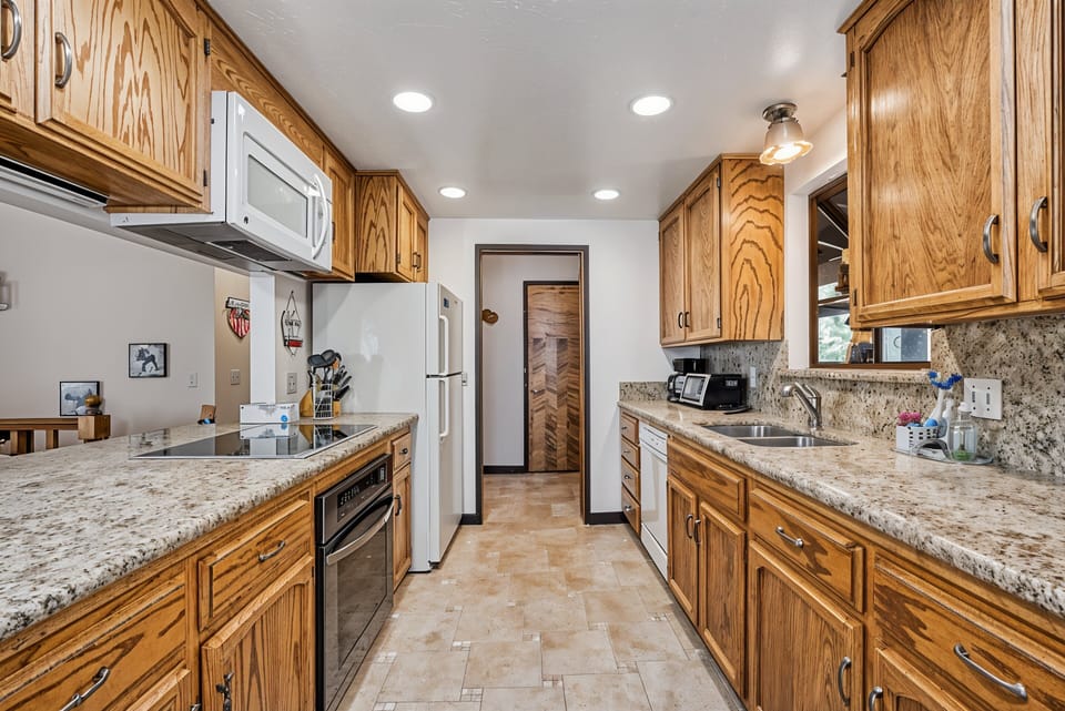 Cabin, 3 Bedrooms | Private kitchen | Fridge, stovetop, coffee/tea maker, toaster