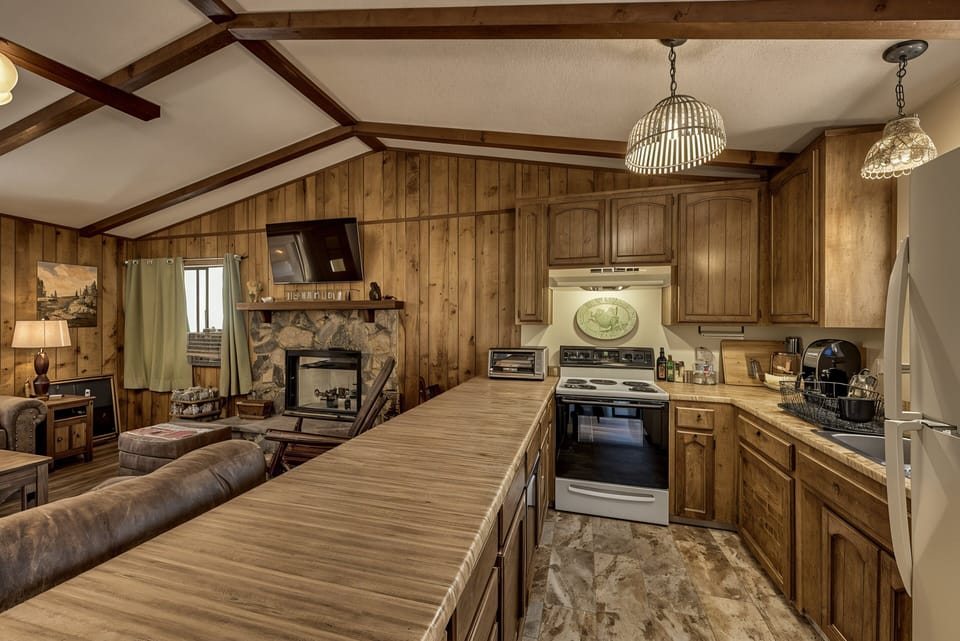 Cabin, 3 Bedrooms | Private kitchen | Fridge, oven, coffee/tea maker, toaster