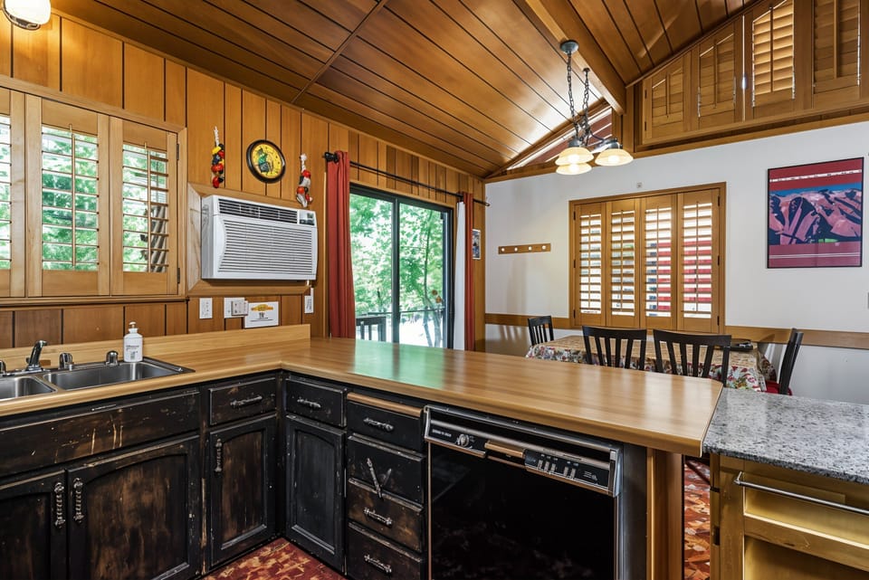 House, 2 Bedrooms | Private kitchen | Fridge, oven, coffee/tea maker, toaster