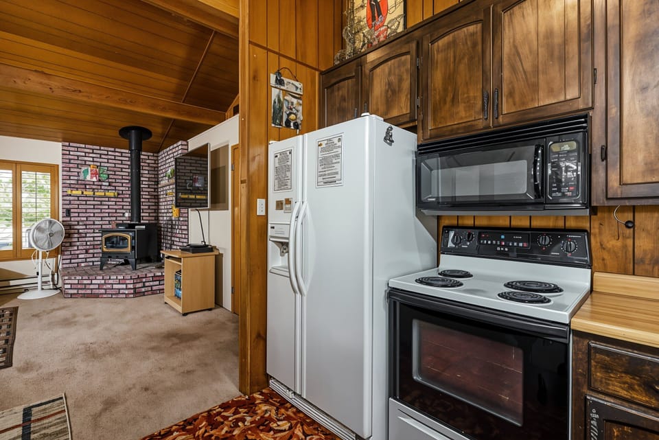 House, 2 Bedrooms | Private kitchen | Fridge, oven, coffee/tea maker, toaster