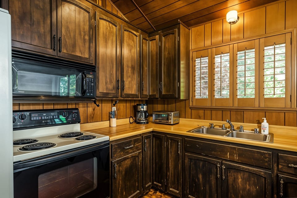 House, 2 Bedrooms | Private kitchen | Fridge, oven, coffee/tea maker, toaster