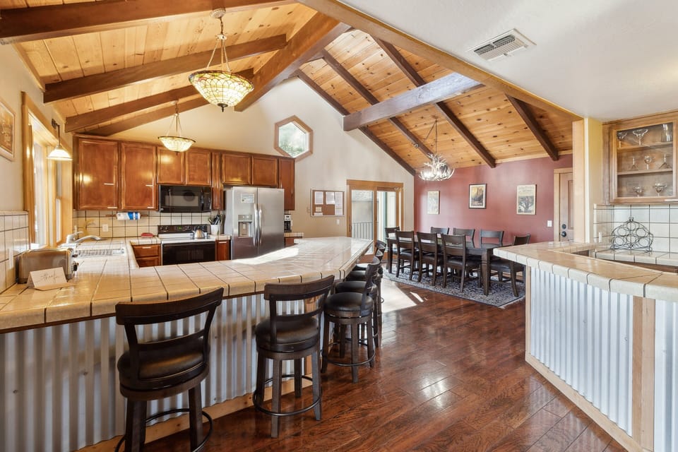 House, 5 Bedrooms | Private kitchen | Fridge, oven, stovetop, coffee/tea maker