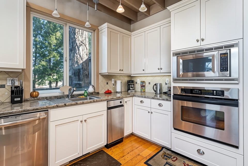 House, 5 Bedrooms | Private kitchen | Fridge, stovetop, coffee/tea maker, toaster