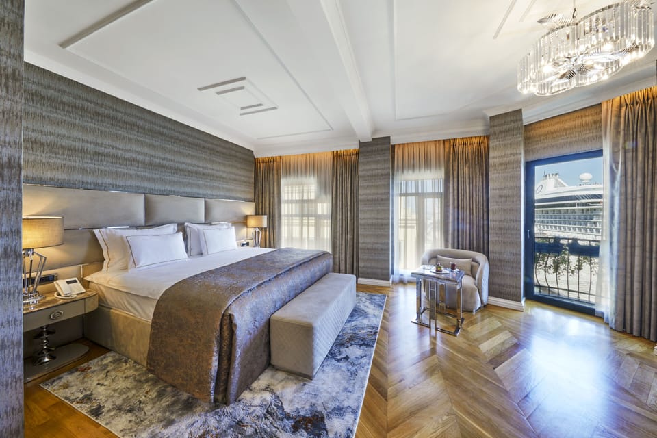 Exclusive Studio Suite, Sea View | Premium bedding, free minibar items, in-room safe, laptop workspace
