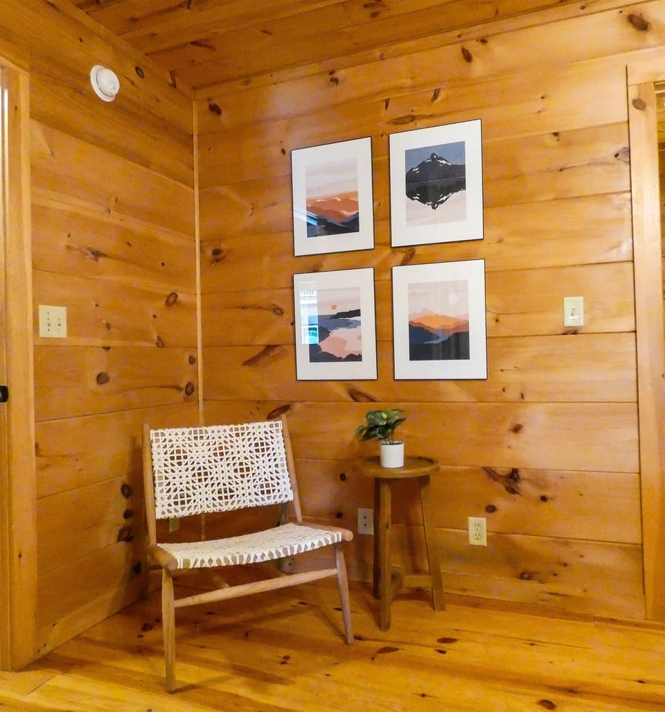 Elegant touches of contemporary mountain decor are found throughout the cabin.