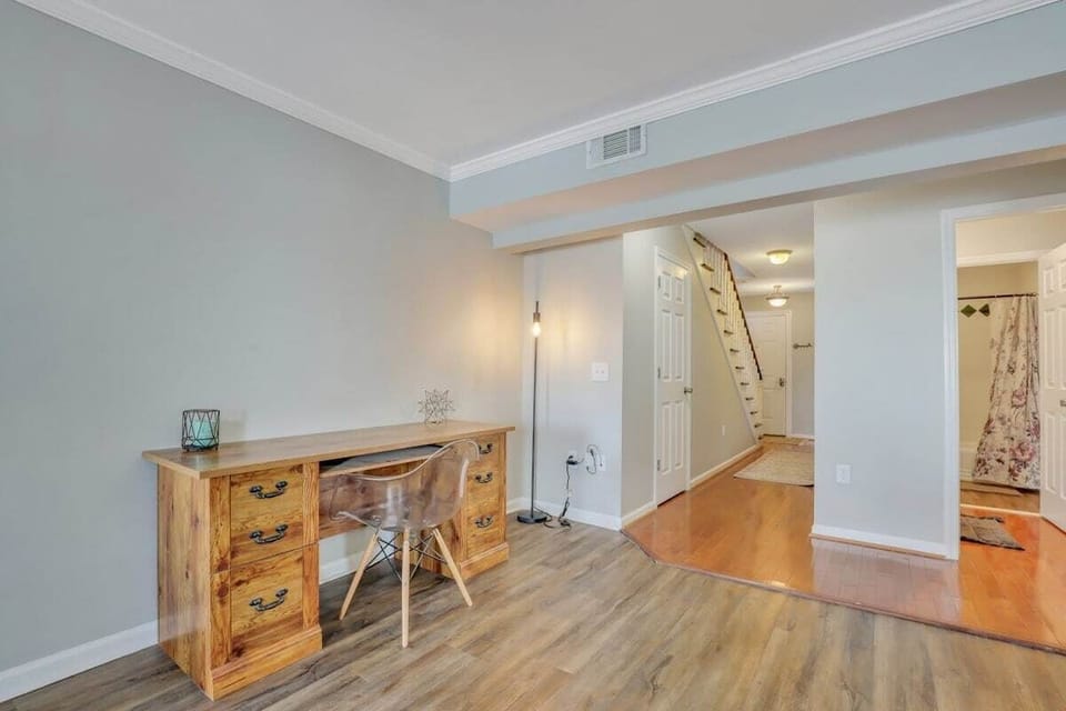 A close up of the office area!