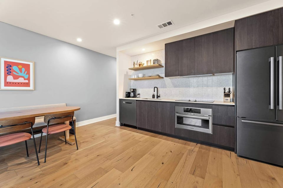 This stylish, fully equipped kitchen is designed for both convenience and aesthetics.