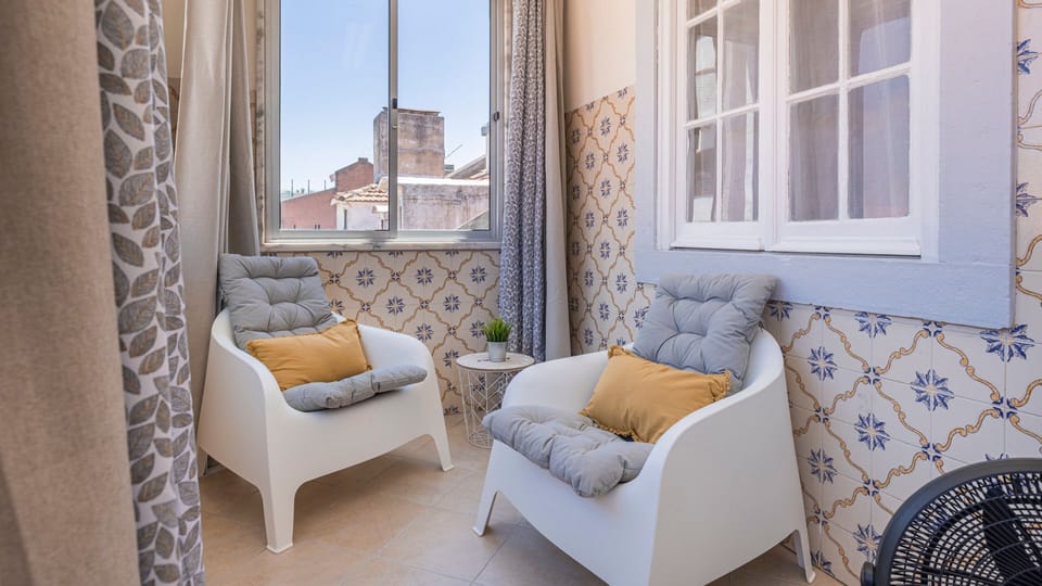 This balcony is perfect for you to relax while reading a book or having a refreshing drink #relax #naturallight #portugal #pt #lisbon