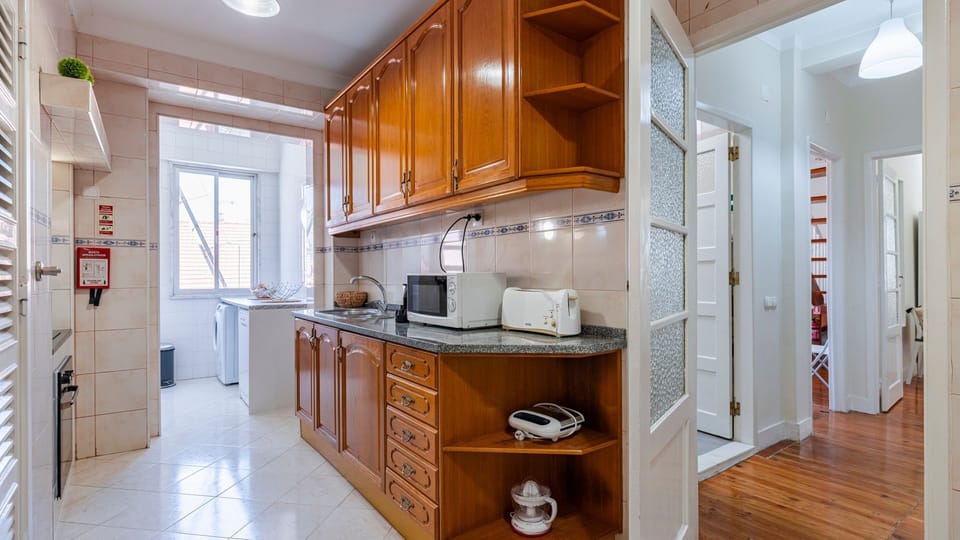 Practical kitchen with classic details, ideal for preparing meals during your Lisbon stay #equippedkitchen #citystay #portugal #pt #lisbon