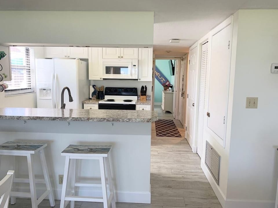 Kitchen Breakfast Bar Area