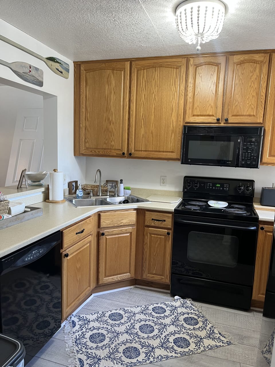 Kitchen with all the essentials.
Fully stocked! Pots, pans, dishes