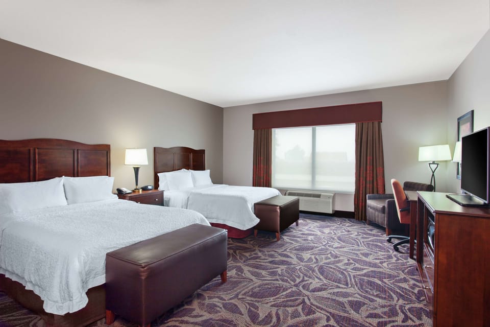 Premium bedding, desk, laptop workspace, free cribs/infant beds