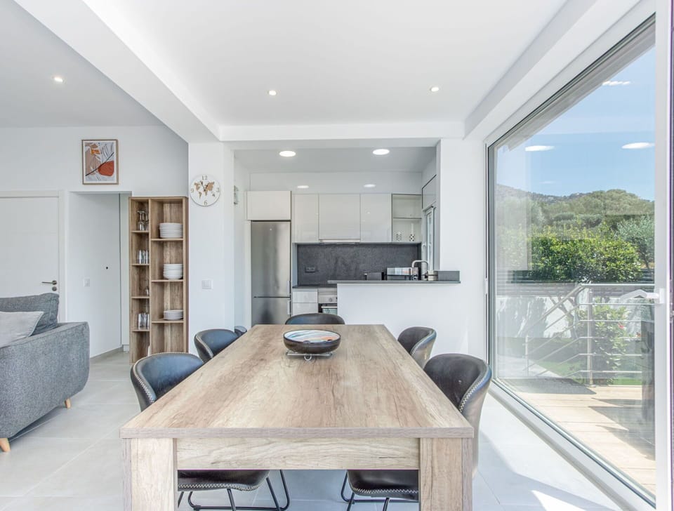 Table, Furniture, Property, Plant, Couch, Cabinetry, Building, Chair, Wood, Lighting