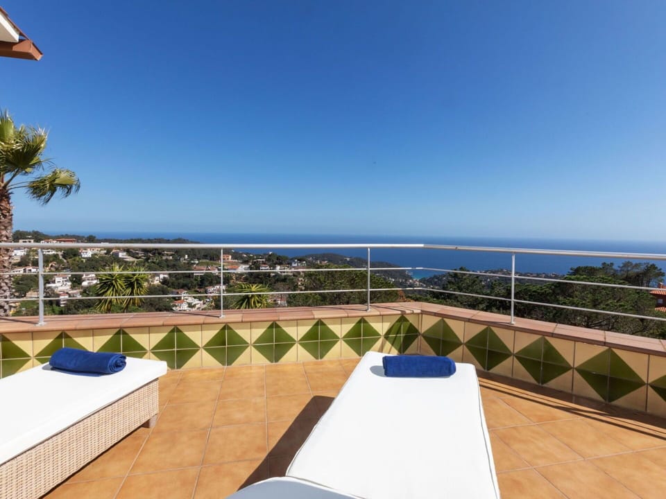 Sky, Building, Water, Seaside Resort, Shade, Outdoor Furniture, Wood, Condominium, Leisure, Real Estate