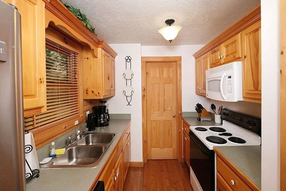 Yeti Lodge's inviting fully equipped kitchen