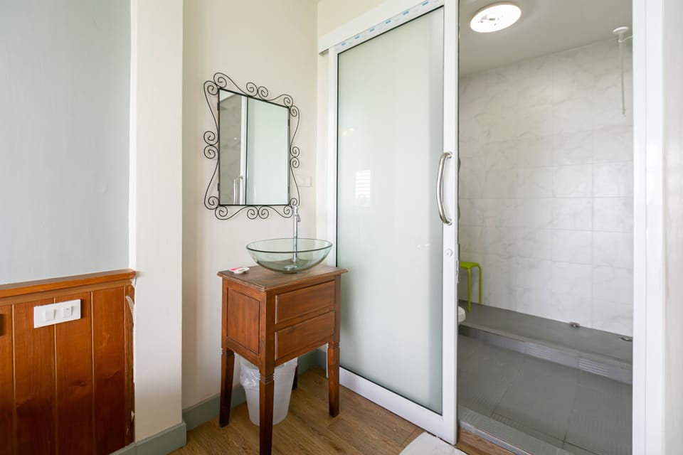 Deluxe Room, Balcony | Bathroom | Shower, hair dryer, towels