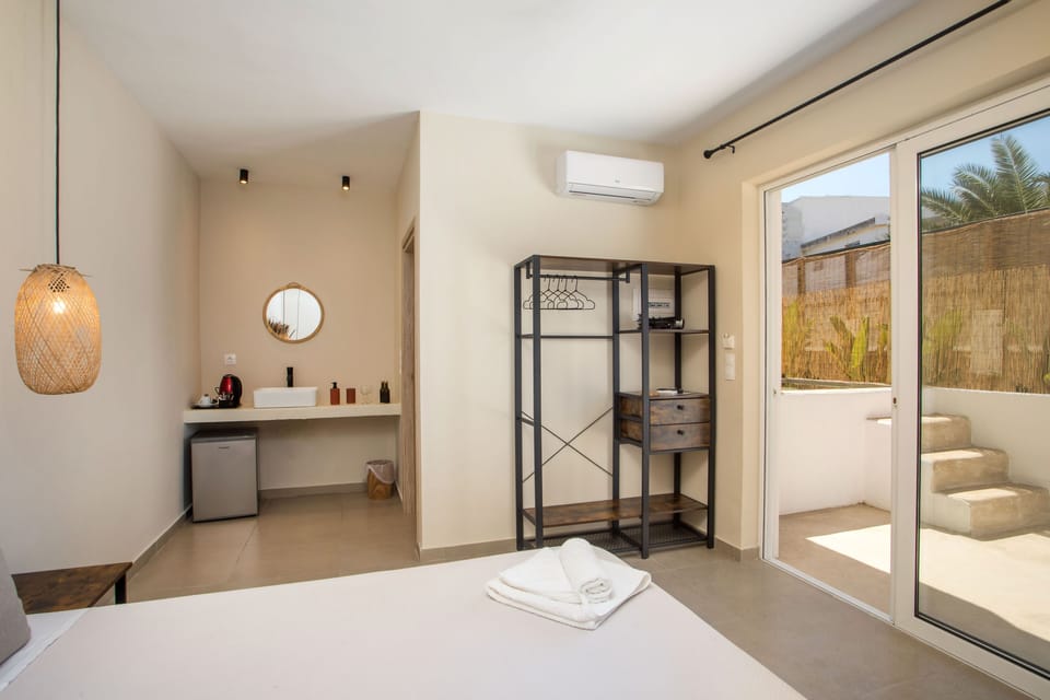 Junior Double Room | Hypo-allergenic bedding, free minibar, in-room safe, blackout drapes