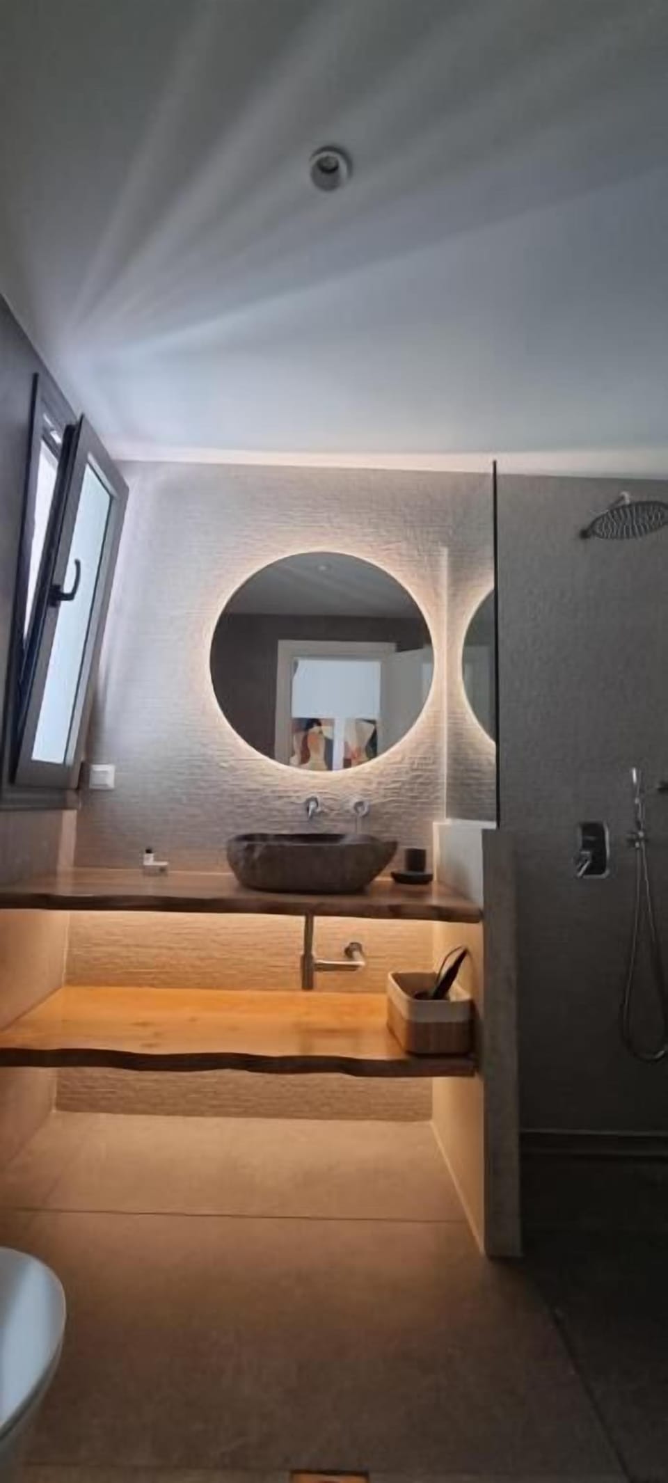 Comfort Apartment | Bathroom | Shower, rainfall showerhead, free toiletries, hair dryer