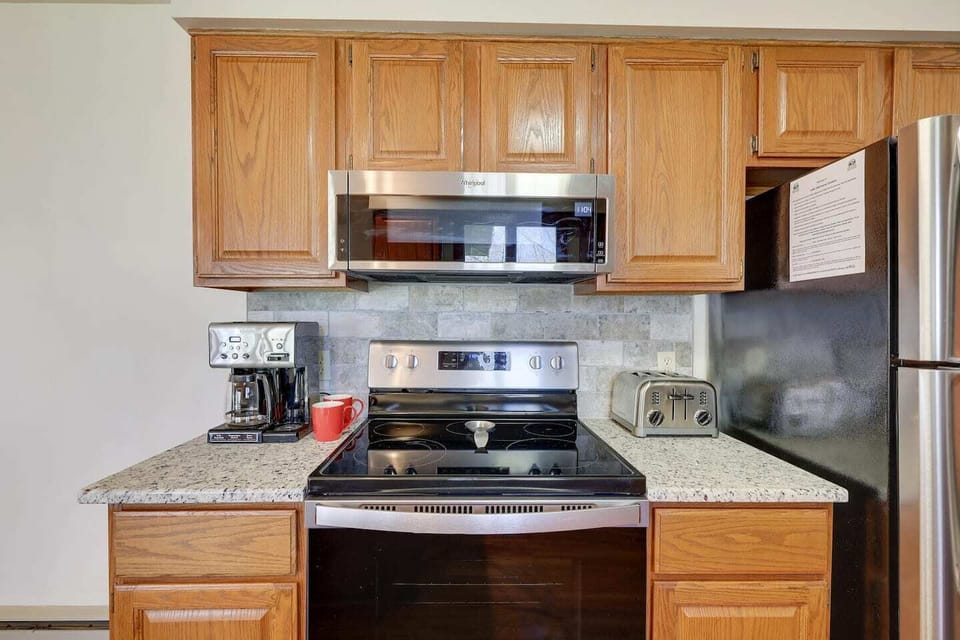 You will enjoy using these newer appliances including a microwave, range, coffee pot and toaster. 