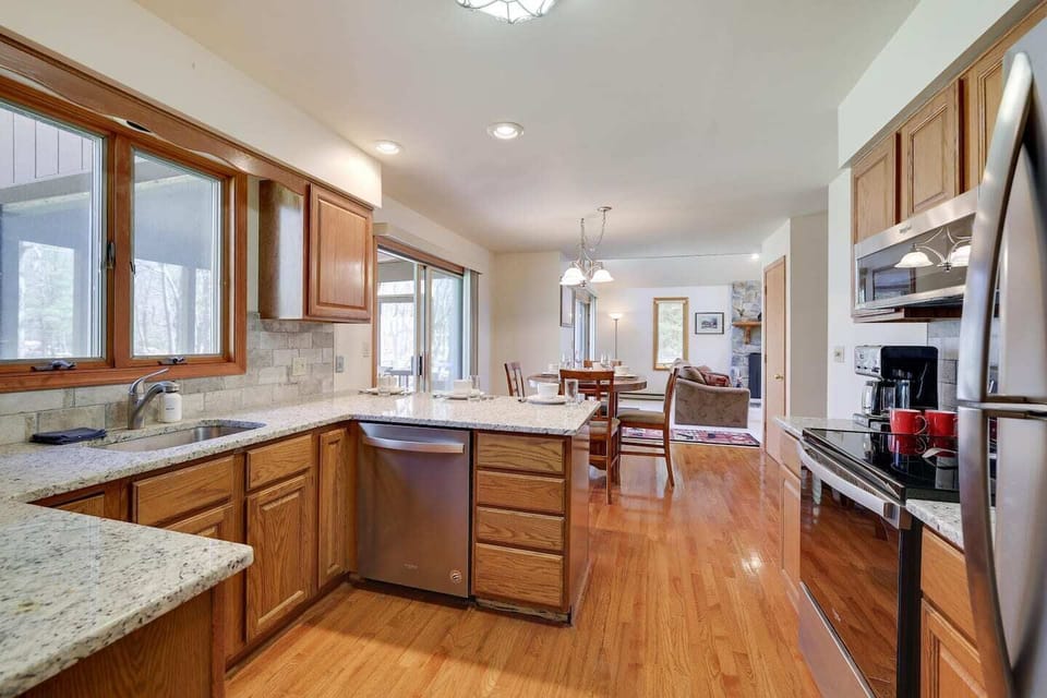 Plenty of additional seating in the open-concept living room area. 