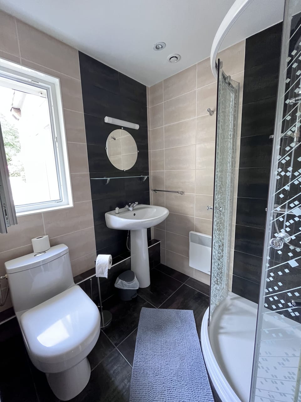 Panoramic Triple Room, 3 Bedrooms, Refrigerator, Garden View | Bathroom | Free toiletries, hair dryer, towels