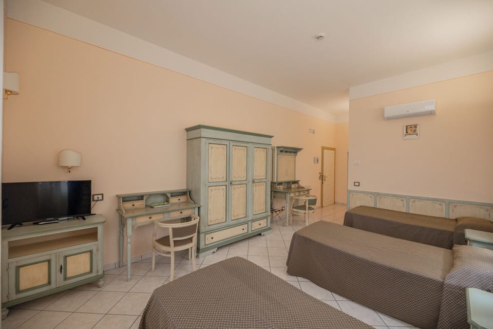 Classic Triple Room | In-room safe, desk, WiFi (free), bed sheets