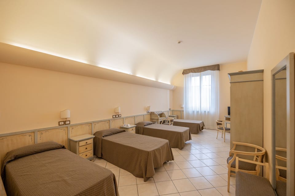 Superior Quadruple Room | In-room safe, desk, WiFi (free), bed sheets
